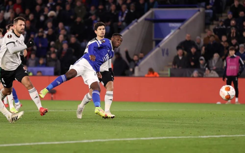  麦迪逊传射建功，莱斯特城客场轻取谢菲联  